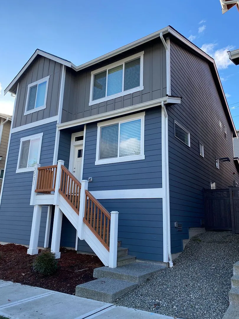 Charming 3 bed in Convenient Bremerton Location close to Ferries, Shipyard, Parks, Dining and Shops — Photo 1
