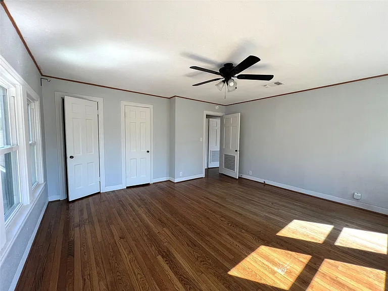 801 Avenue F — Photo 27