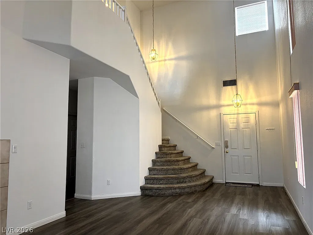 5 bed, 3.0 bath, 2374 sqft, $2,590 — Photo 4