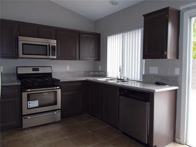 1500 Iron Springs Dr — Photo 6