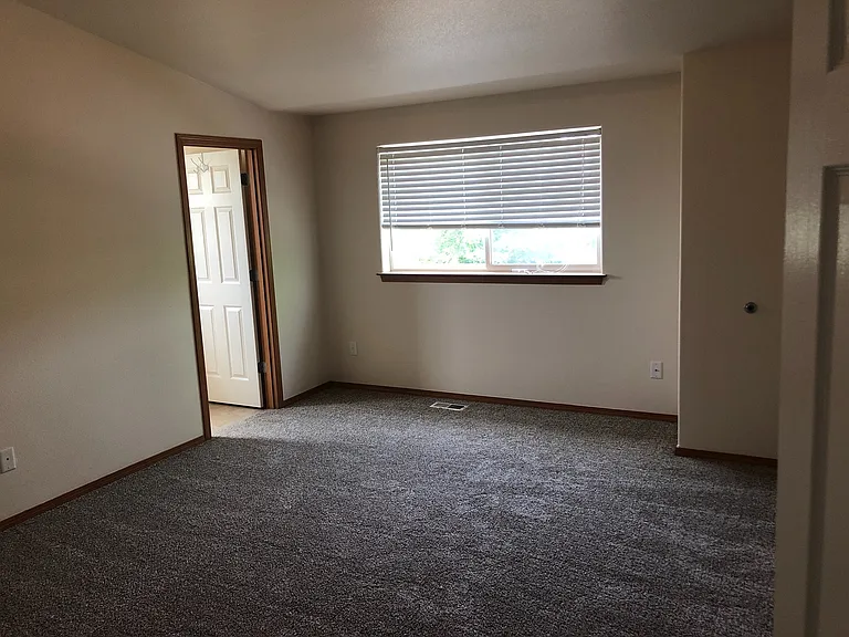 202 Dallas St — Photo 12