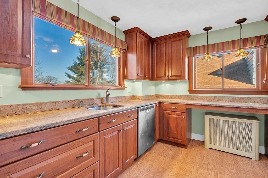 2 bed, 1.0 bath, 2274 sqft, $3,400 — Photo 3