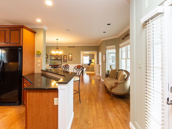 5th image of 805 Rosewood Dr
