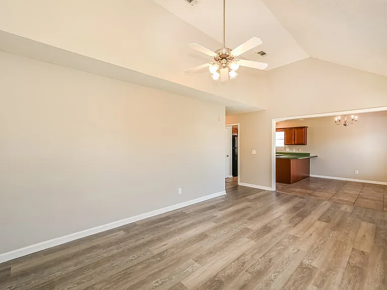 1303 Tonya Dr — Photo 5