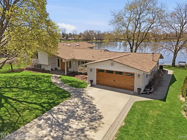 547 Deer Run, White Lake, MI 48386