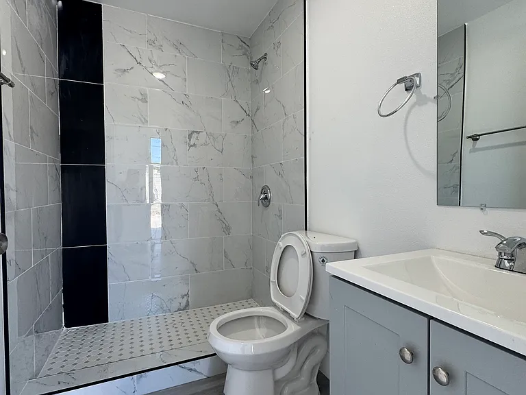 718 E 48th St #718 — Photo 5
