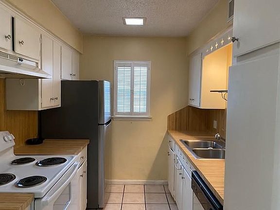 5th image of 2744 Briarhurst Dr APT 24