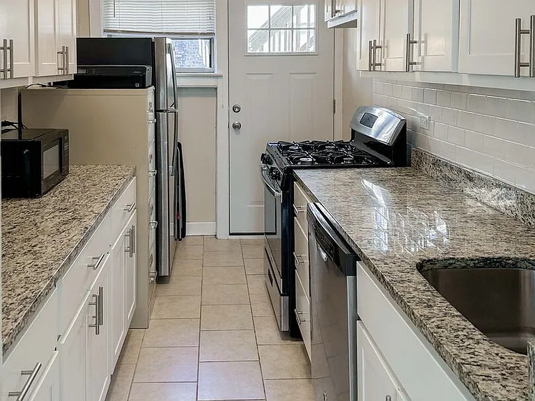 1932-34 W Winona St #2 — Photo 5