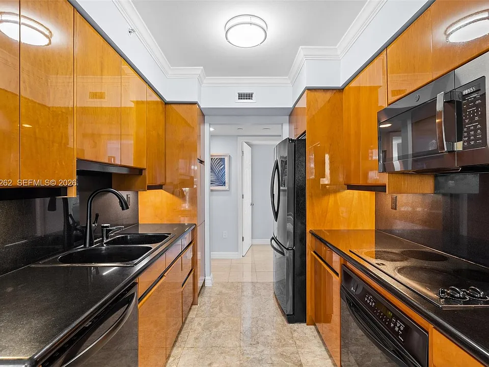 18671 Collins Ave #404