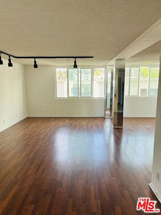 2 bed, 3.0 bath, 1191 sqft, $3,900 — Photo 2