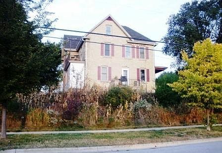 1st image of 817-819 Glenlyon Ln