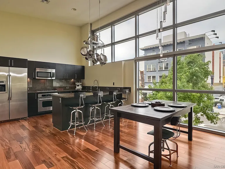 800 The Mark Ln #202 — Photo 2