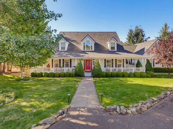 570 Powderhorn Dr, Jacksonville, OR 97530