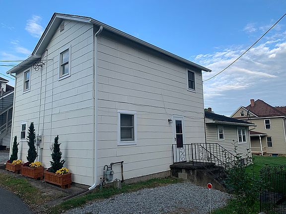 3rd image of 319 Elm Aly