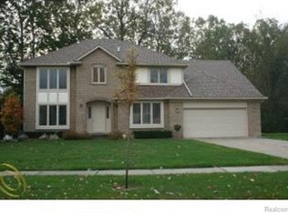 1735 Pinoak Ct, Troy, MI 48098