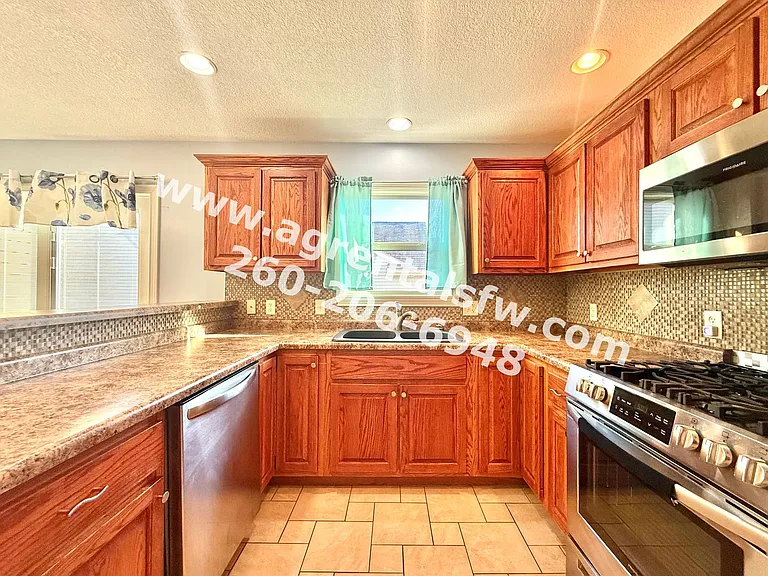 8819 Strathmore Ln — Photo 15