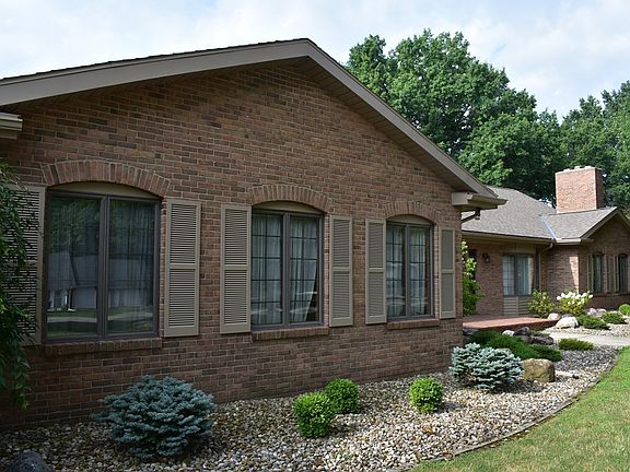 4th image of 255 S Countryside Dr