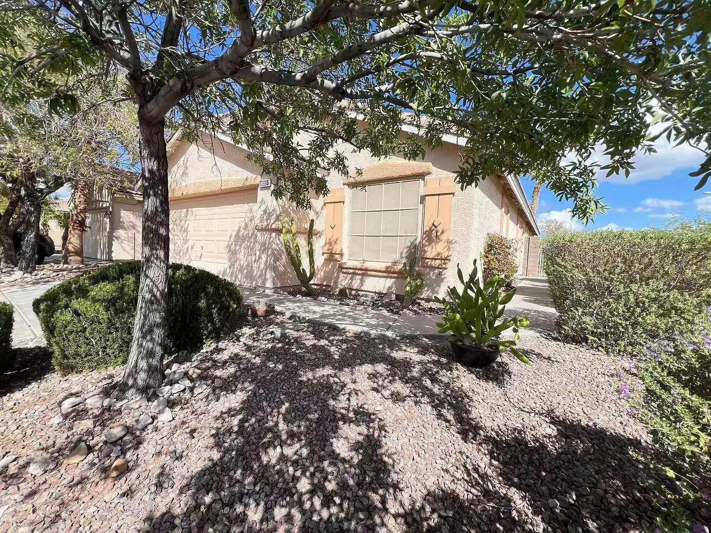 Lovely corner-lot, single-story — Photo 2
