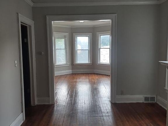 3rd image of 464 W Utica St