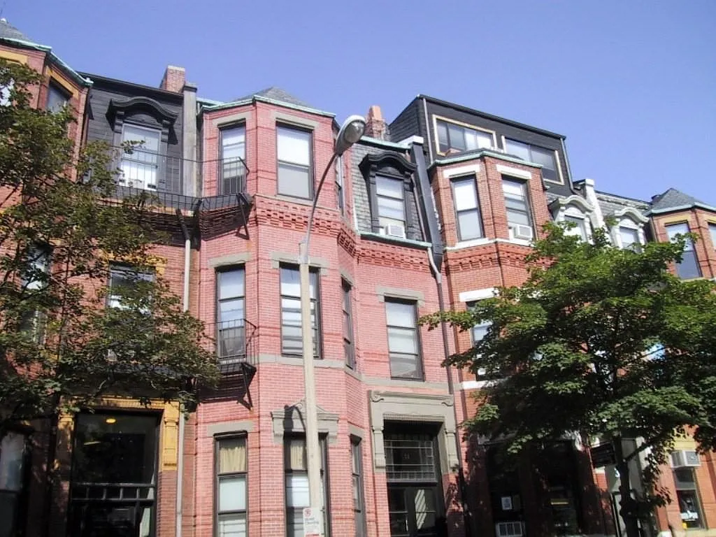 Photo 2 of 9 - 25 Gloucester St #1 - Boston, MA Building Photo - 25 Gloucester St #1