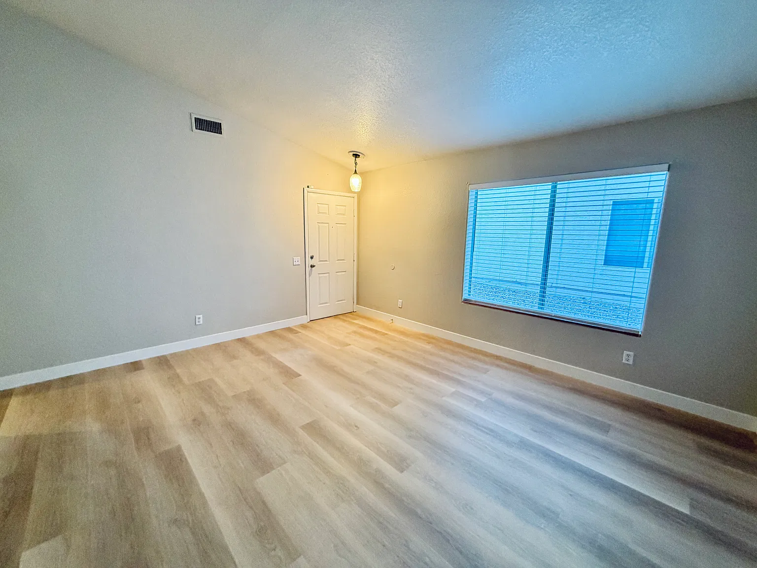 3 bed, 1436 sqft, $2,050 — Photo 4