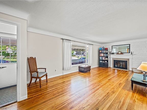 4th image of 386 Walworth Ave