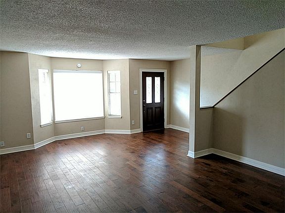 3rd image of 2605 Oak Hill Dr