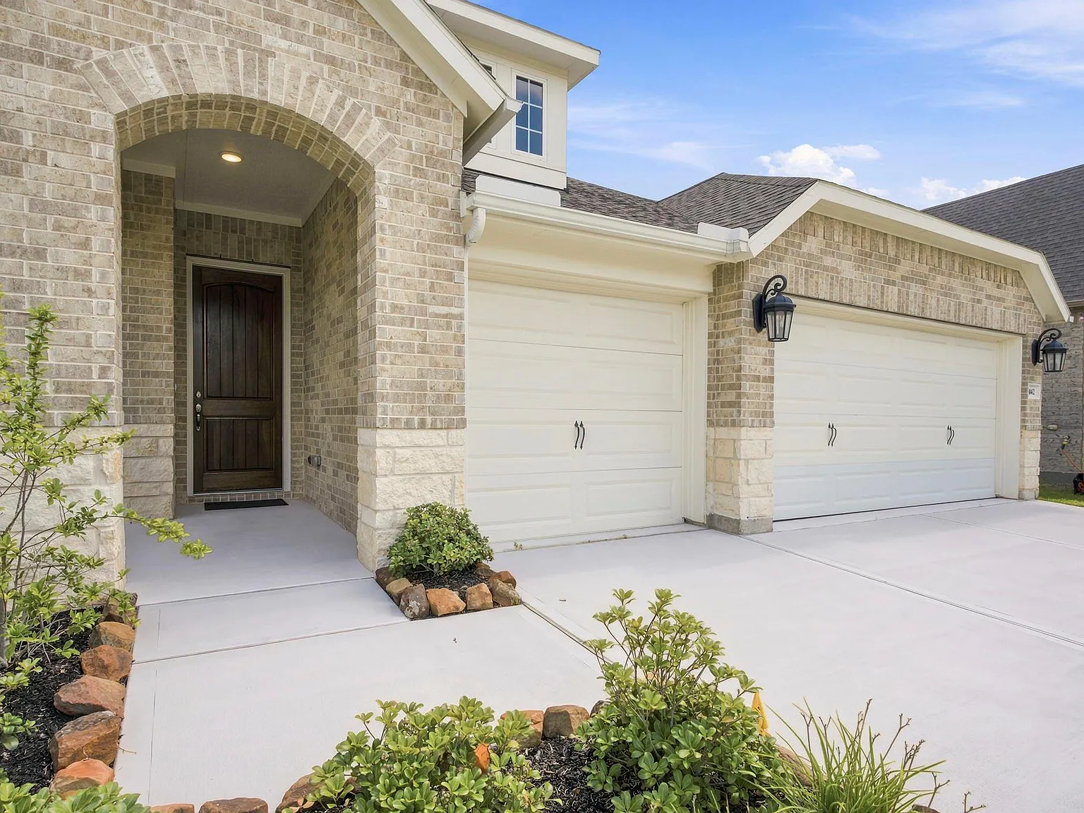 3 bed, 2.5 bath, 2294 sqft, $3,200 — Photo 3
