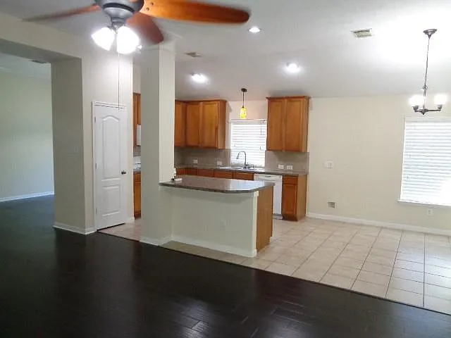 3 bed, 2.0 bath, 1613 sqft, $1,795 — Photo 4