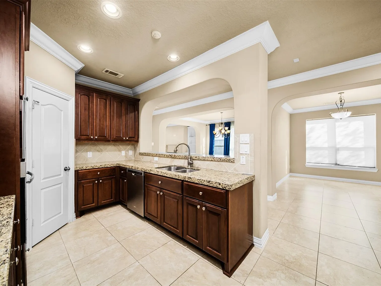 3 bed, 3.5 bath, 3113 sqft, $3,200 — Photo 4