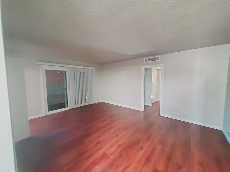 9070 Huntington Dr #6 — Photo 10