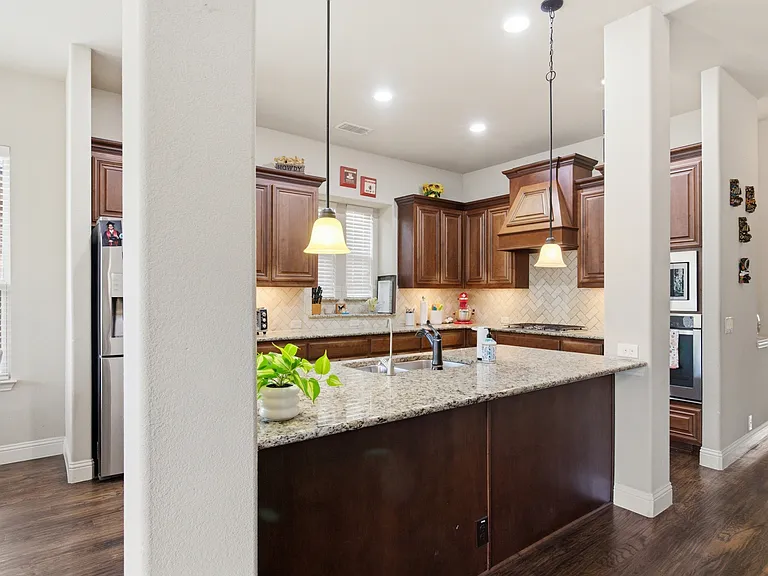 2304 Lynbridge Cir — Photo 9