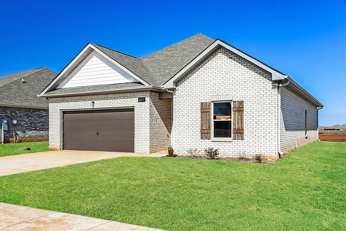 4 bed, 2.0 bath, 2040 sqft, $1,645 — Photo 2
