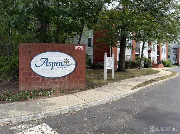 98 Keystone Ct, Piscataway, NJ 08817