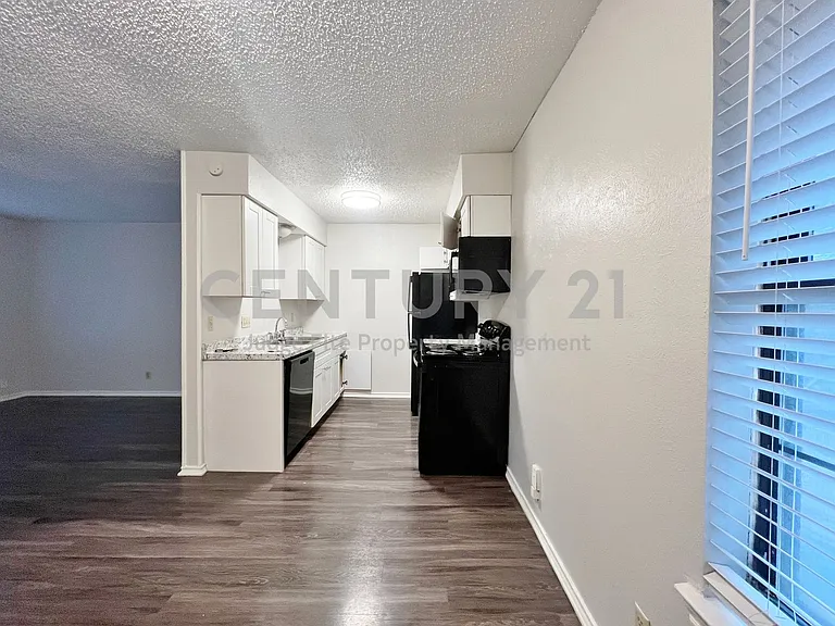 1108 N Elm St #10 — Photo 11