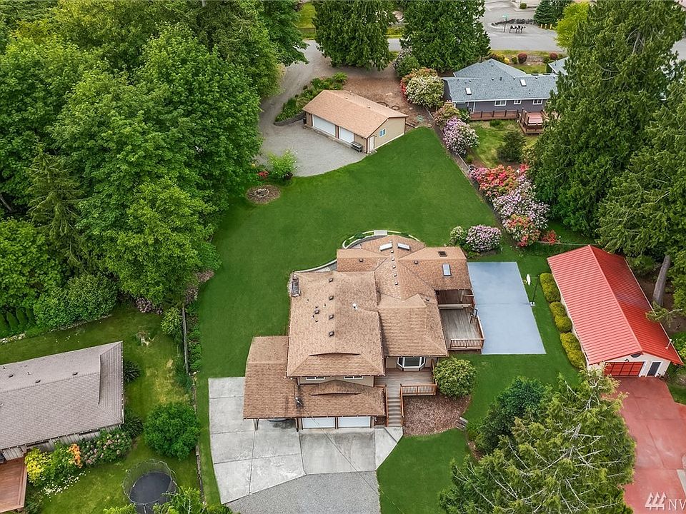 House, sport court, shop and beautiful landscaping. 