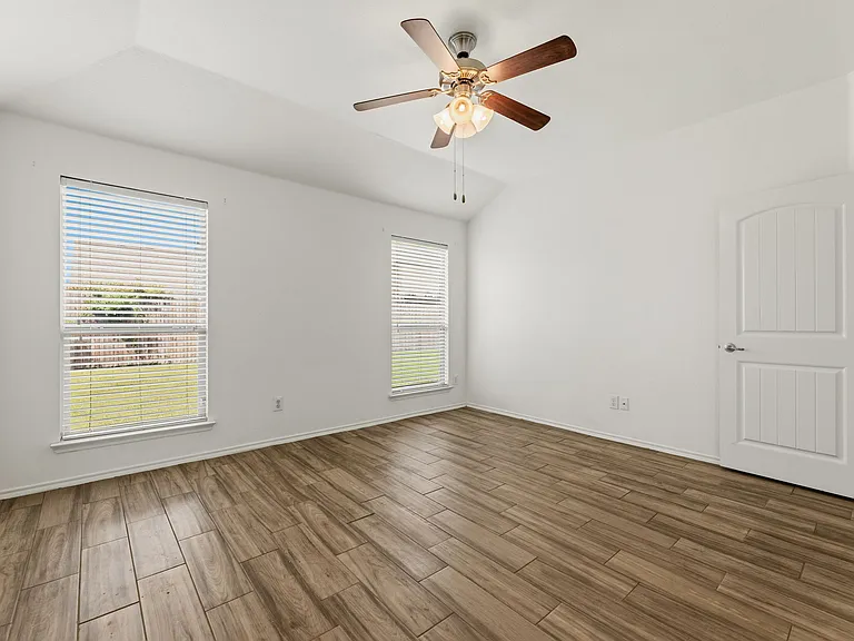 1011 Meadow Green Ct — Photo 12
