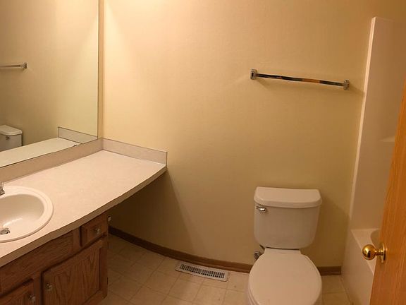 Hallway bathroom with shower/tub.