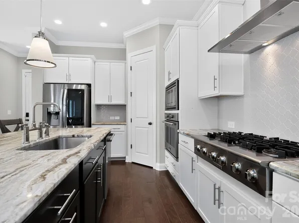 8910 Matthews Farm Ln, Charlotte, NC 28277