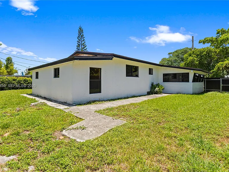21330 NE 26th Ave — Photo 43