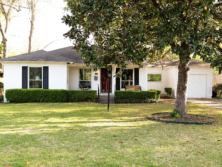3808 Shorecrest Dr — Photo 3