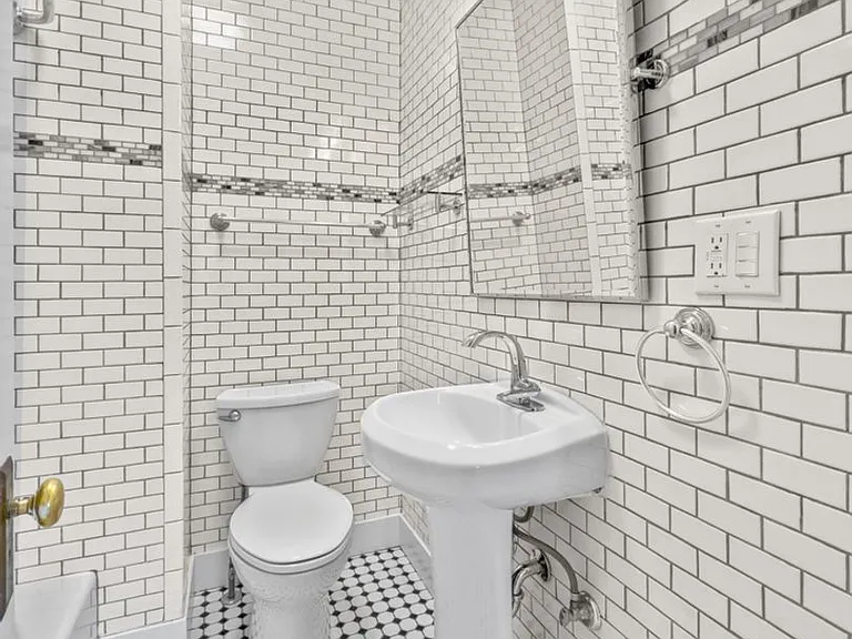 2056 NW Glisan St — Photo 22