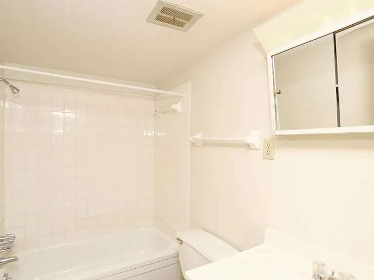 2309 W Broadway — Photo 41