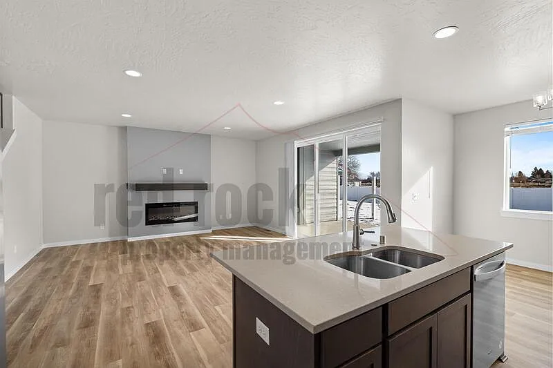 4 bed, 2.5 bath, 2085 sqft, $2,650 — Photo 4