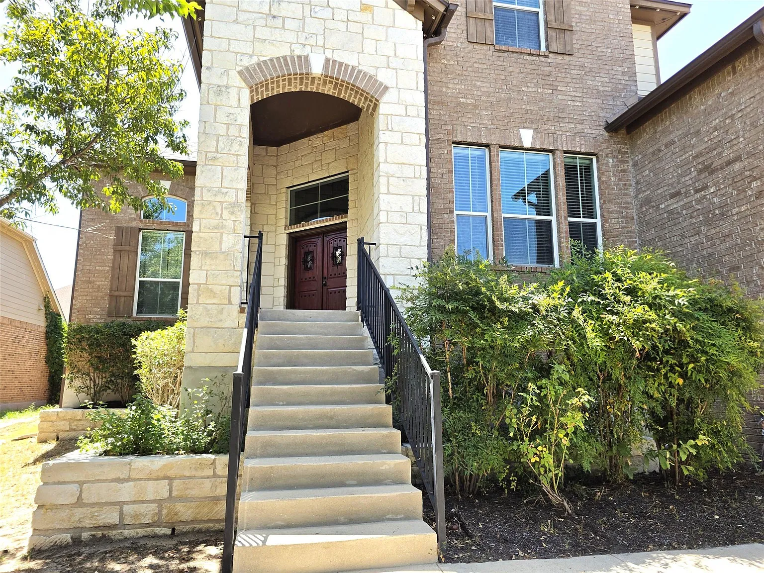 4 bed, 3.0 bath, 2925 sqft, $3,350 — Photo 2