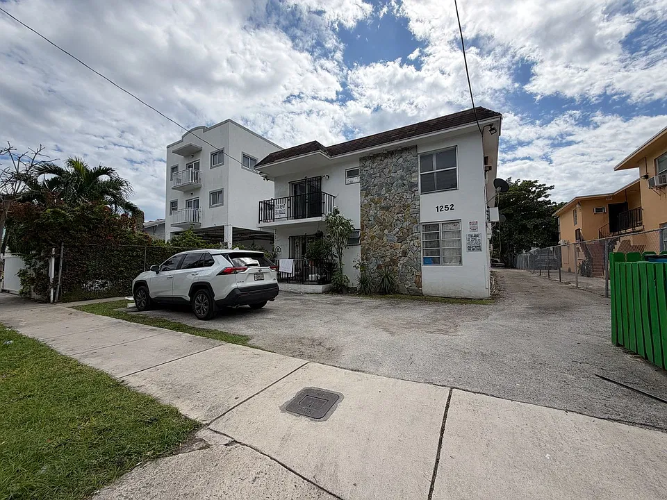 1252 NW 5th St