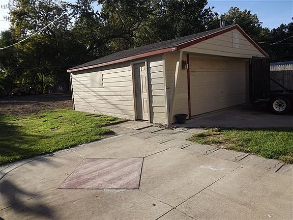 2 1/2 Car Garage