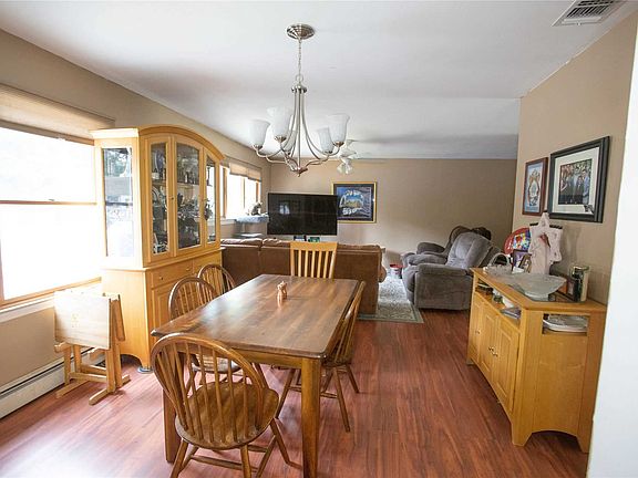 4th image of 24 Essex Dr