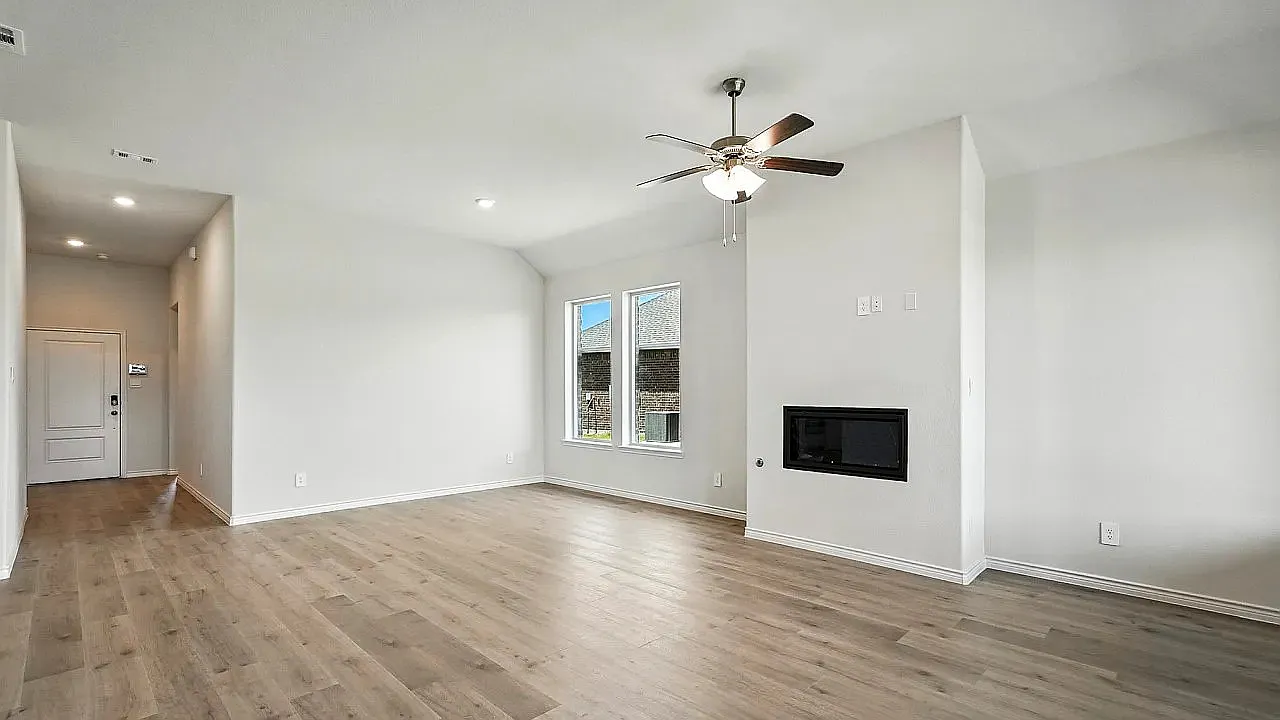 4 bed, 1935 sqft, $3,573 — Photo 2