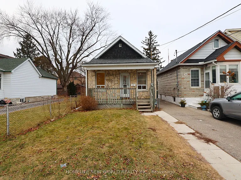 32 Pendeen Ave — Photo 2